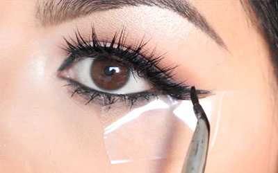Technique du scotch pour tracer son eyeliner
